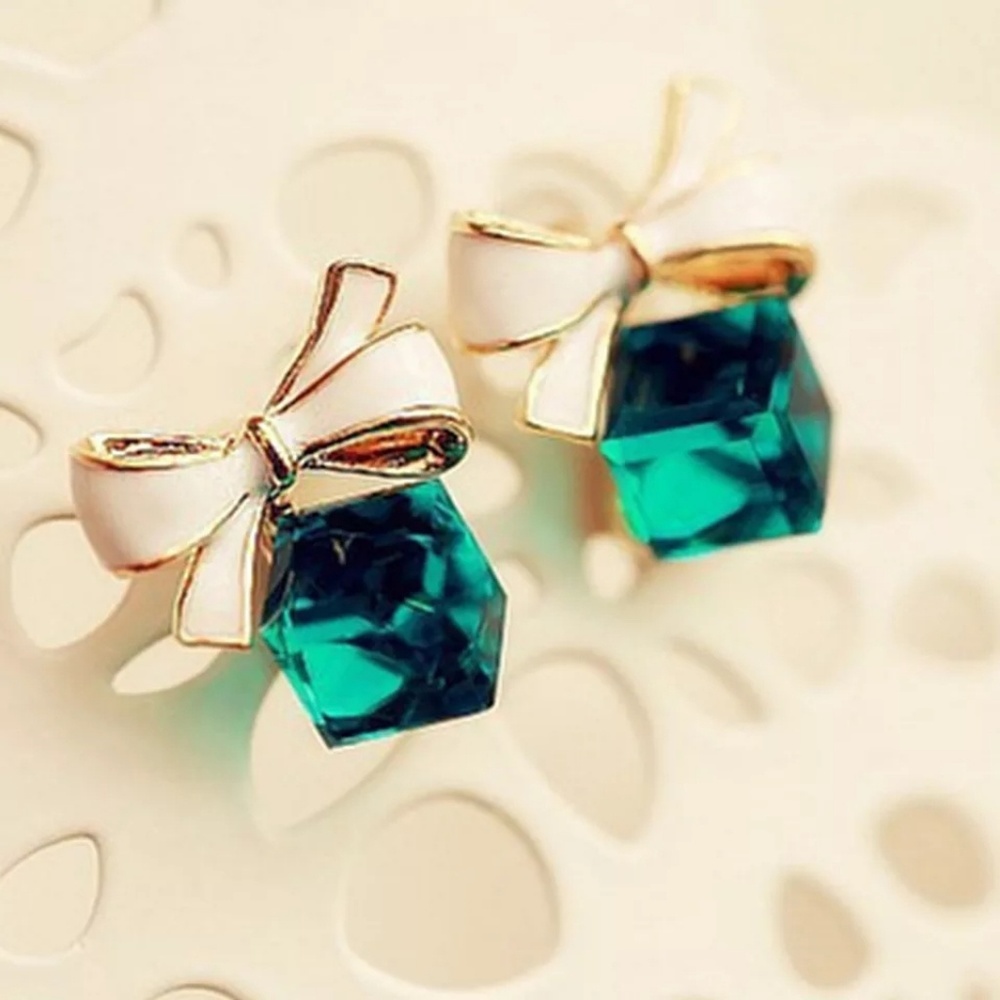 NEW Cute Green Cubic Zirconia Bow Earrings - Picture 4 of 5